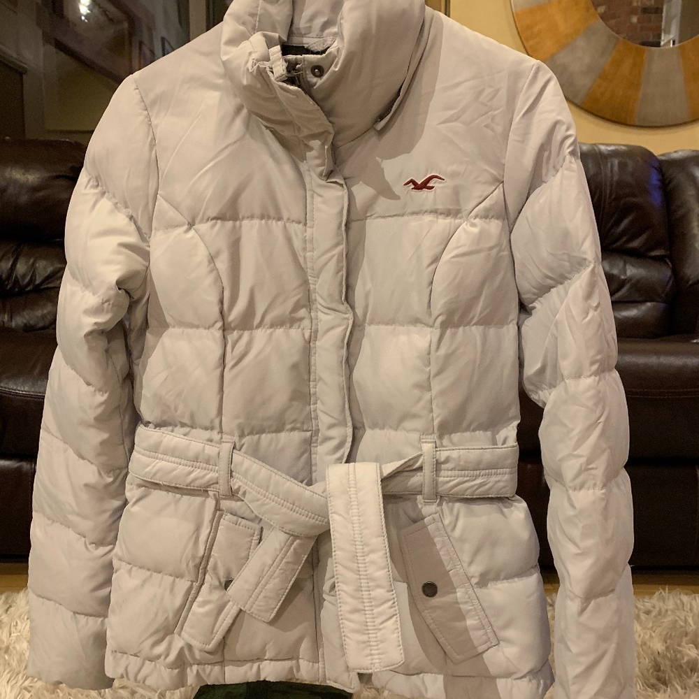 Hollister ivory puffer jacket with belt